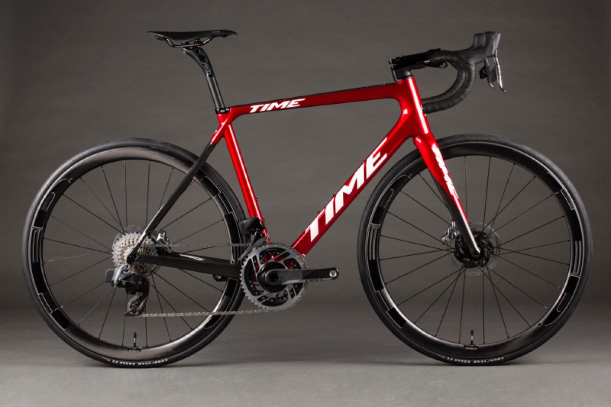 website 23_ADH_DISC_ChromaRed_1 Alpe d'Huez Disc V22 Red Chroma